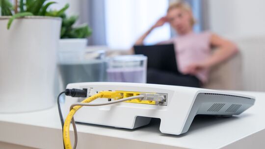 Router steht auf einem Regal Router steht auf einem Regal