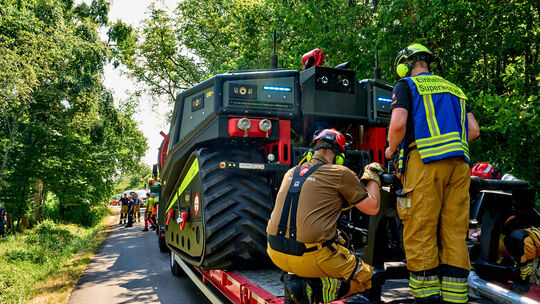 Bei den Löscharbeiten kommt der Superwolf, ein Roboter, zum Einsatz. Das 14 Tonnen schwere Gerät ist Hoffnungsträger.