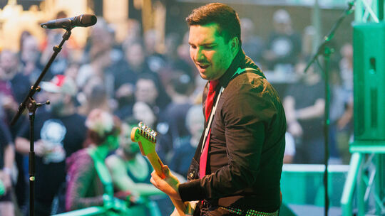 Mit Musik von Green Day überzeugt die Tributeband "Whatsername" aus dem Hunsrück beim Uferrock in Pommern auch schon 2025.