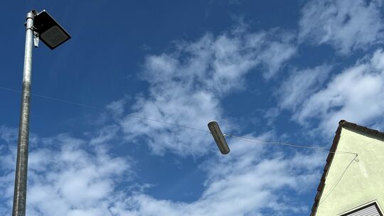 Alt und neu: Bislang hingen in der Ortsdurchfahrt von Kadenbach Seilleuchten an den Häusern. Diese werden nun durch LED-Leuchten