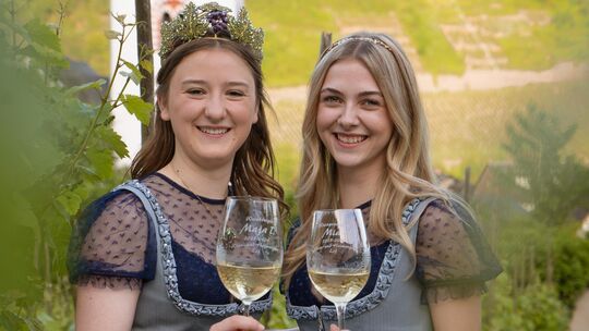 Die amtierende Weinmajestät Maja und ihre Prinzessin Mia freuen sich auf das Weinfest.