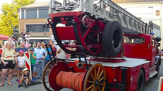 Die Blaulichtparade war der Höhepunkt des 150. Geburtstages der FFW Kirn. Das älteste Fahrzeug kam aus Bingen, Baujahr 1958.