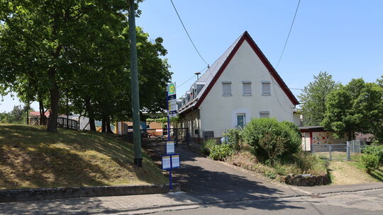 Die bestehende Monzinger Kita an der Nußbaumer Straße ist verwinkelt und wird nach dem geplanten Neubau in unmittelbarer Nähe au Die bestehende Monzinger Kita an der Nußbaumer Straße ist verwinkelt und wird nach dem geplanten Neubau in unmittelbarer Nähe au