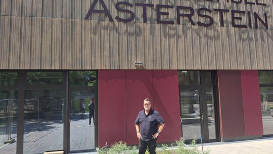 Architekt Jens Ternes steht vor dem Erweiterungsbau der Grundschule Asterstein.
