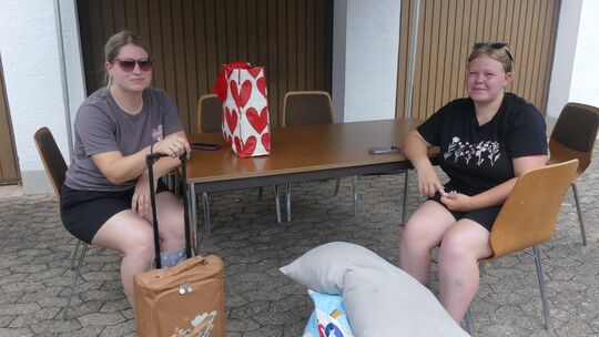 Miriam Welten und Luisa Eisel (von links) nutzten den Shuttle-Dienst, um nach Traisen zu fahren und dort persönliche Sachen zu h