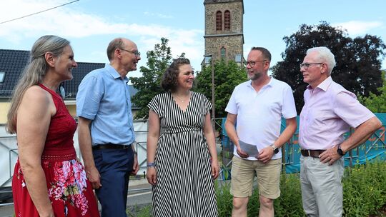 Zusammen mit der Kirchengemeinde haben auch sie sich von Pfarrerin Katrin Koelmann (Mitte) verabschiedet (von links): Silke Geim