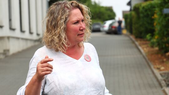 Landrätin Bettina Dickes erklärte am Montagnachmittag vor dem Verwaltungsgebäude der VG Rüdesheim den aktuellen Sachstand zum Wa