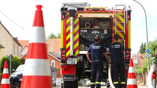 Ein Löschfahrzeug der VG Herrstein-Rhaunen tankt in der Rüdesheimer Nahestraße am Hydranten 3000 Liter Wasser, das am Einsatzort