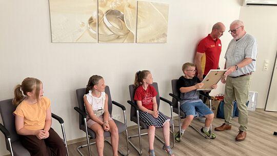 Stadtbürgermeister Walter Strunk überreicht den vier Heldinnen und Helden aus Daaden Rettungsurkunden (von rechts): dem neunjähr