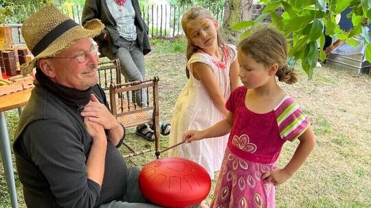Kunst im Garten geht in die nächste Runde. Ob es für große und kleine Besucher dann auch Möglichkeiten zum Mitmachen und Ausprob