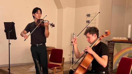Zur Jahresmitte am Johannistag war es für die Besucher ein Geschenk, den Musikern und Lesungen zu lauschen.