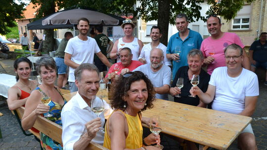 Nach dem Weinfrühstück ließen es sich die Besucher gemeinsam mit den aufmerksamen Gastgebern den ganzen Tag über in der Allee gu Nach dem Weinfrühstück ließen es sich die Besucher gemeinsam mit den aufmerksamen Gastgebern den ganzen Tag über in der Allee gu