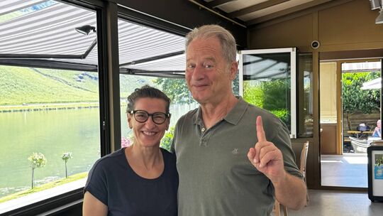 Zeit für einen Schnappschuss! Ein Foto mit Tom Gerhardt gibt’s für Hotelbesitzerin Katja Krebs schließlich nicht alle Tage.