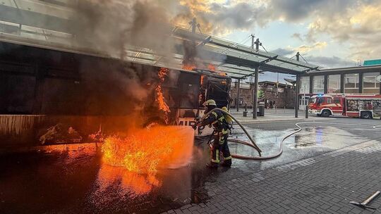 Am Andernacher Bahnhof ereignete sich im Mai 2025 der erste von drei Linienbusbränden, bei denen Fahrzeuge des Isuzu Modells B12