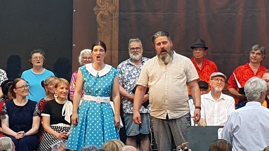 Auf Italienisch singen zwei Solisten im Mayener Genovevachor einen Liedbeitrag aus den 1950er-Jahren. Auf Italienisch singen zwei Solisten im Mayener Genovevachor einen Liedbeitrag aus den 1950er-Jahren.