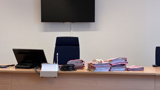 Im Prozess gegen den mehrfach angeklagten Koblenzer Unternehmer ist das Vorstrafenregister verlesen worden.