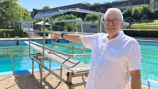 Frank Wagner, Geschäftsführer der Freizeitzentrum Cochem Betriebs-GmbH freut sich, dass das Freibad nach erfolgreichen Reparatur