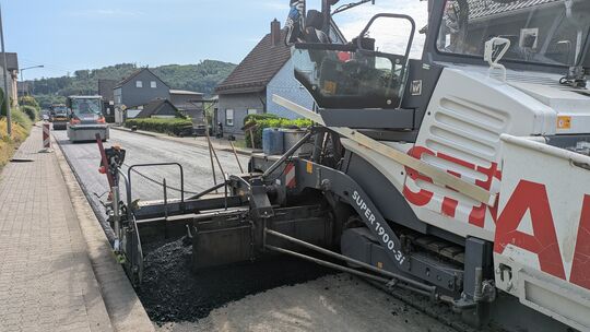 Am Dienstagmorgen haben die Asphaltierungsarbeiten an der B62 in Mudersbach begonnen.