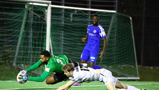 Ob Josué Duverger (grünes Trikot, hier im Duell mit Engers' Nils Wambach) noch einmal das Trikot des FC Cosmos Koblenz tragen wi