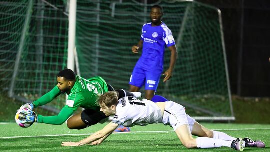 Ob Josué Duverger (grünes Trikot, hier im Duell mit Engers' Nils Wambach) noch einmal das Trikot des FC Cosmos Koblenz tragen wi Ob Josué Duverger (grünes Trikot, hier im Duell mit Engers' Nils Wambach) noch einmal das Trikot des FC Cosmos Koblenz tragen wi