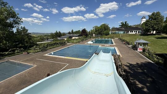 Auf einem herrlichen Gelände mit Blick auf den Eulenturm liegt das Freibad Münstermaifeld.