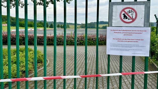 Zutritt verboten: Der Kunstrasenplatz in der Haselstraße erhält derzeit einen neuen Belag. Ab Mitte Juli soll er wieder bespielb
