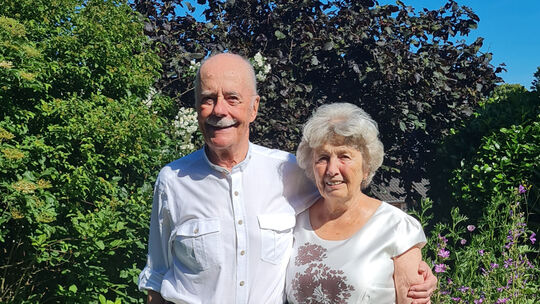 In ihrem heimischen Garten fühlen sich Wilhelm und Marianne Gutenberger sichtlich wohl.