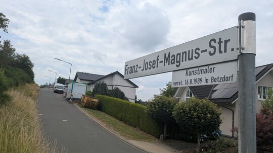 Seit mindestens den 2000er-Jahren erinnert die Stadt Betzdorf an seinen großen Maler Franz-Josef Magnus. Eine Straße im Stadttei