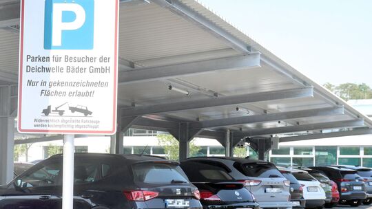 Auf dem Parkplatz der Deichwelle gelten jetzt neue Regeln.