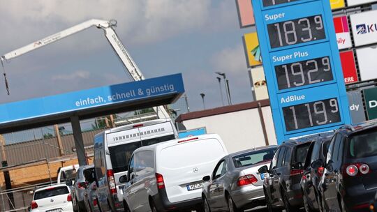Autoschlange an Tankstelle Autoschlange an Tankstelle