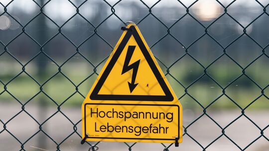 Selbst bei Bränden darf die Feuerwehr Trafo-Häuschen nicht ohne den Energieversorger betreten. Spannung könnte noch vorhanden se