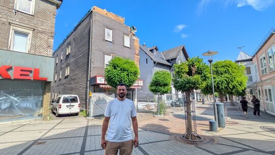 Recep Tunc vor seinem Haus in der Bahnhofstraße in Betzdorf.
