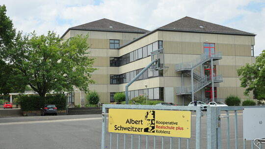 Rechtsrheinisch liegt die Albert-Schweitzer-Realschule plus in Koblenz-Asterstein.
