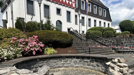 Defekte Brunnenanlage vor der VG-Verwaltung Rennerod, die durch einen Unfall in Mitleidenschaft gezogen wurde.