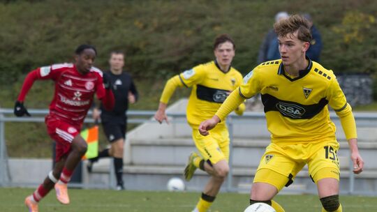 Nevio Kunz (am Ball) spielte in der abgelaufenen Spielzeit noch für die A-Jugend von Alemannia Aachen, zog sich da im Januar all