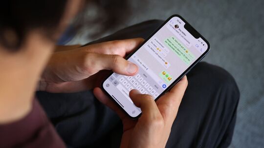 Jugendlicher schreibt eine WhatsApp-Nachricht Jugendlicher schreibt eine WhatsApp-Nachricht