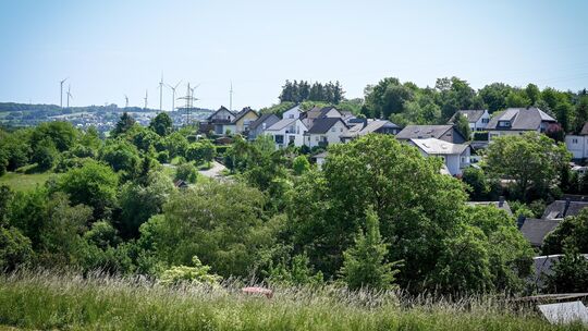 Rings um Thörlingen drehen sich etliche Windräder und bringen den Gemeinden Pachteinnahmen. Allein das kleine Dorf kam bislang n
