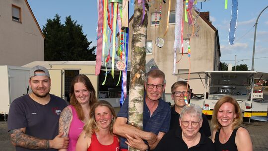 Der harte Kern der AWO in der Felkestadt war am Kirmesbaum guter Gastgeber – 100 Kinder meldeten sich zur Stadtranderholung im J