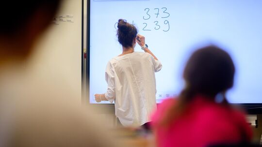 Zwischen Klassenzimmer und Vorlesungssaal: Immer mehr Lehramtsstudierende arbeiten als Vertretungslehrkräfte an Schulen. Oftmals