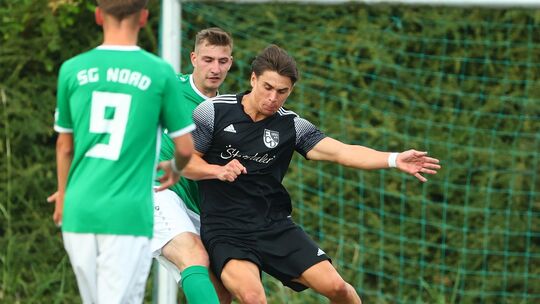 Jakob Bender (in Schwarz) trug bis Mai noch das Trikot des hessischen Gruppenligisten FC Dorndorf, nun wechselt der Abwehrspiele