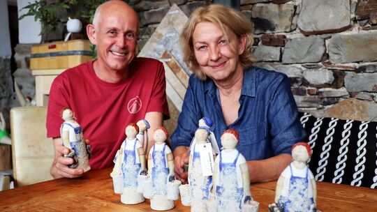 Diese kleinen Skulpturen mutieren zu wahrer Größe. 100 dieser kunstvollen Exponate hat Susanne Boerner (rechts) aus Ransbach-Bau
