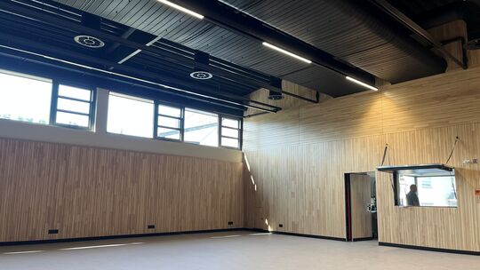 Blick ins frisch sanierte Dorfgemeinschaftshaus in Elgendorf: Am 11. Juli soll die erste größere Veranstaltung in den Räumlichke