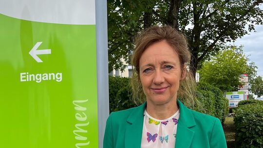 Eingang! Freut sich auf ihre neue Aufgabe als Chefärztin der Kinder- und Jugendpsychiatrie in Altenkirchen: die promovierte Medi