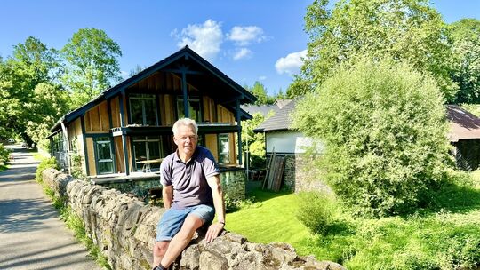 Das neue Hofhaus ist ein Herzenprojekt von Bernd Schneider. Am Rande der Holzbachschlucht mit Blick auf die Steinbogenbrücke und