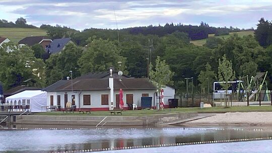 Der DLRG-Ortsverein würde gern an seinem Gebäude am Weiher einen Anbau, rechts zum Sandstrand hin, zusätzliche Toiletten und ein