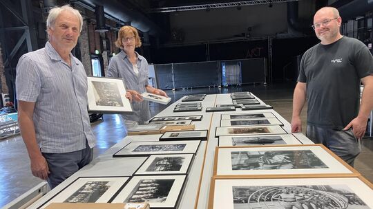 Sie haben die Ausstellung konzipiert und teilen die mehr als 50 Schwarz-Weiß-Fotos in thematische Gruppen auf (von links): Winfr