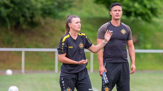 Nicht Michael Stahl, sondern seine beiden Co-Trainer Michelle Potthast und Ferhan Göngürmüs übernahmen beim Spiel der TuS Koblen
