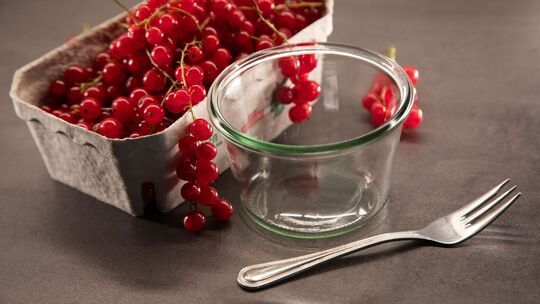 Johannisbeeren stehen auf einem Tisch Johannisbeeren stehen auf einem Tisch
