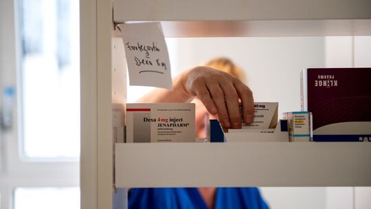 Fachkraft für Palliativpflege am Medikamentenschrank Fachkraft für Palliativpflege am Medikamentenschrank