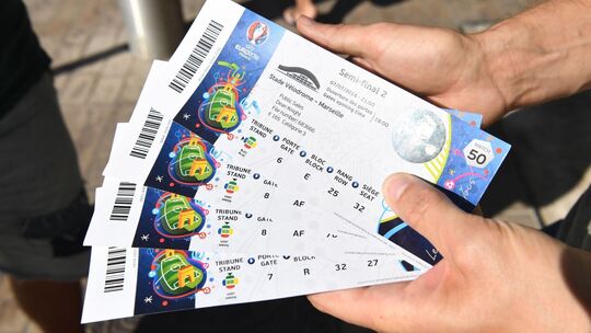 Mann hält Tickets der UEFA EURO 2016 in der Hand Mann hält Tickets der UEFA EURO 2016 in der Hand